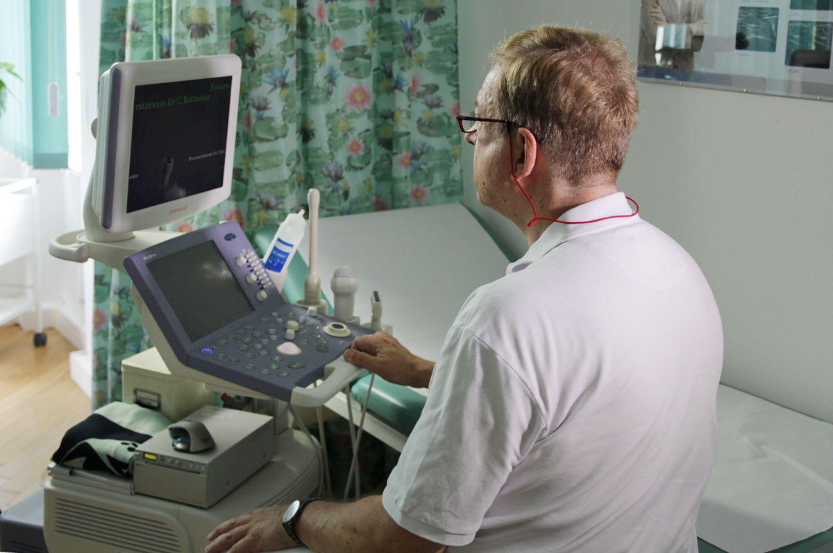 Aus den Praxis-Leistungen: Dr. Rottacker bei der Vorbereitung zur Ultraschalluntersuchung.